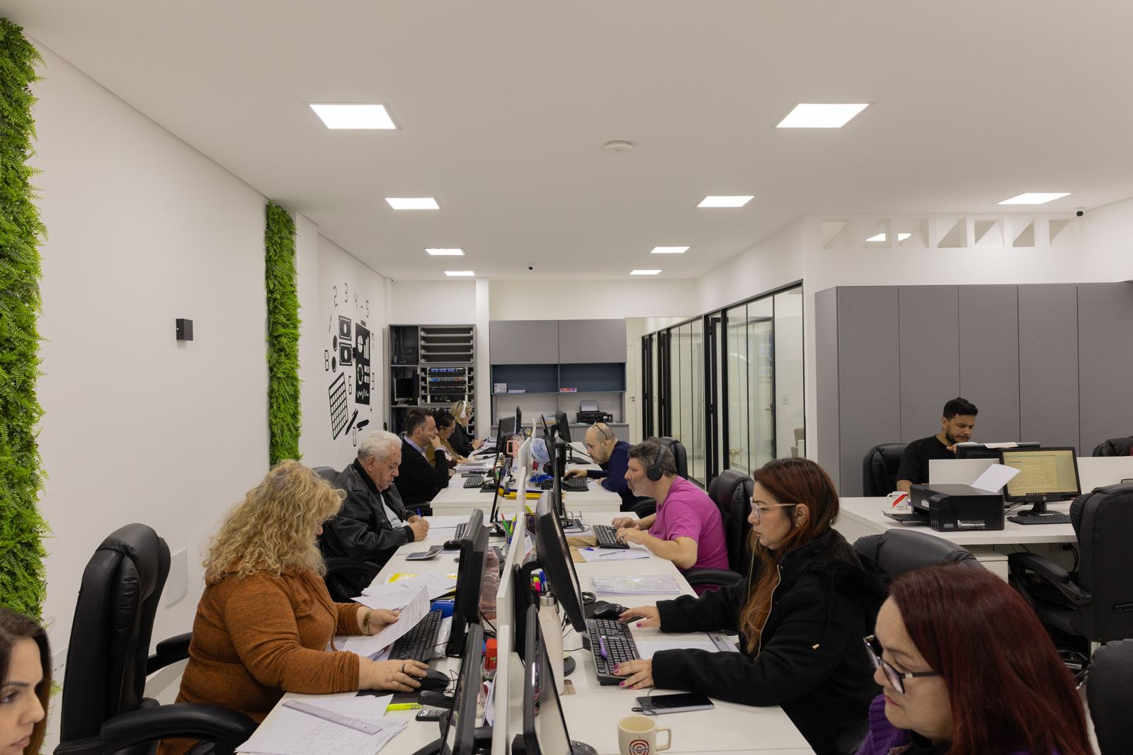 Equipe ADHOC trabalhando no escritório